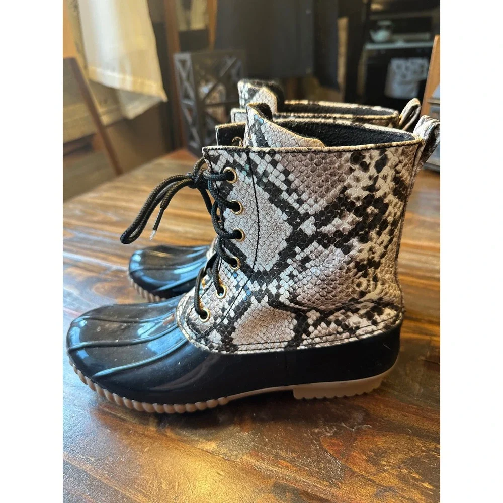 Yoki Womens Snakeskin Print Duck Boots Black Rubber Lace Up Ankle Rain Boots‎ 8